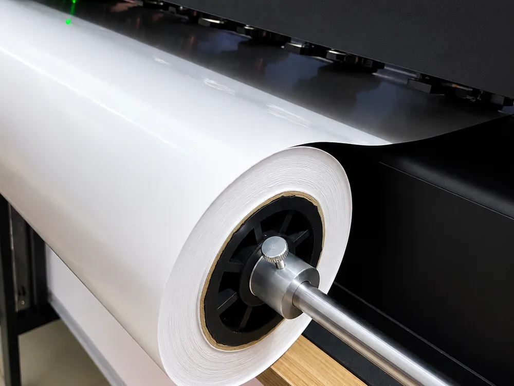 Bobina de vinil branco montada na impressora, pronta para entrar em produção